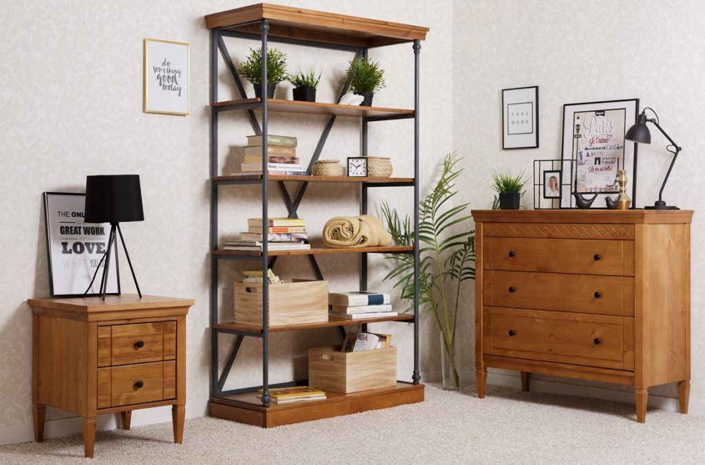 stellazhi i polki dlya gostinoy